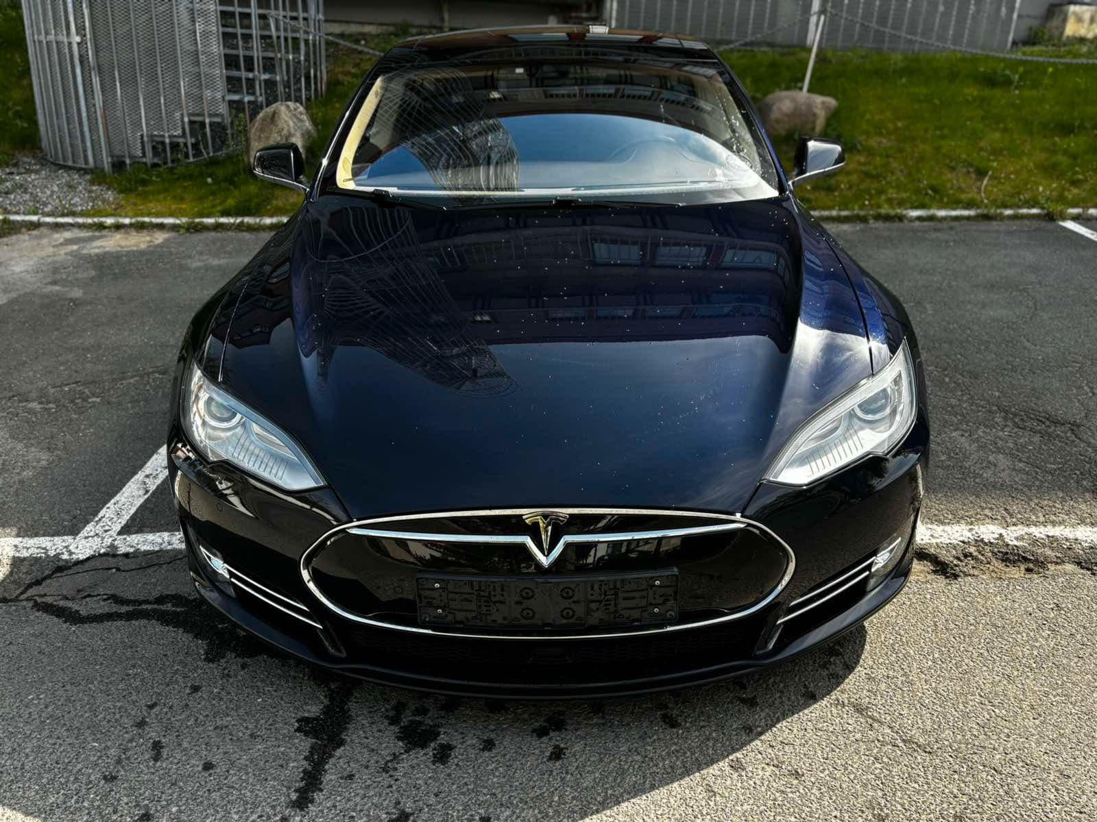 Tesla Model S 2015